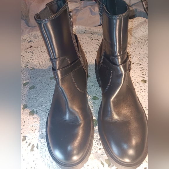 Woman Black Leather Boots - Picture 10 of 12